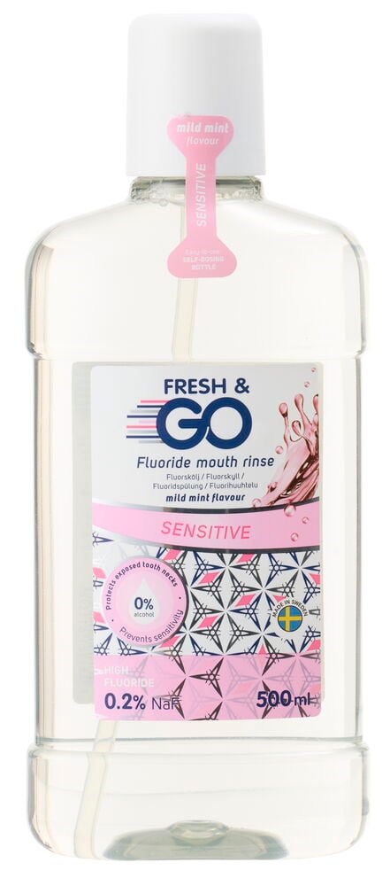Fluorihuuhtelu Fresh & Go 500 ml Fluor 0,2% Sensitive läpinäkyvä pullo, valkoinen korkki ja pinkki etiketti.