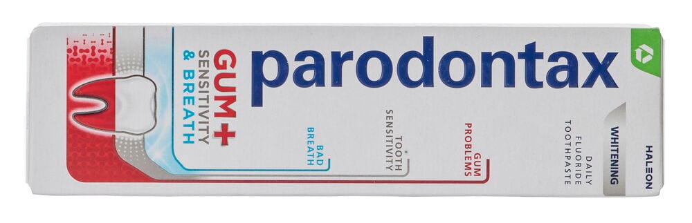 Hvit Parodontax tannkremeske med blå og rød tekst, fremhever tannkjøttsensitivitet, pust og hvitgjøring.