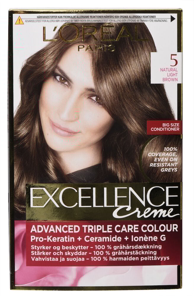 Kvinne med lysebrunt hår på hårfargepakke.