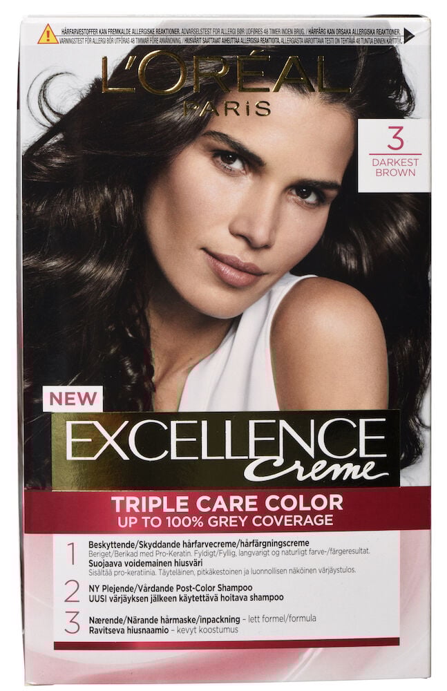 Kvinne med mørkebrunt hår på fargepakning.