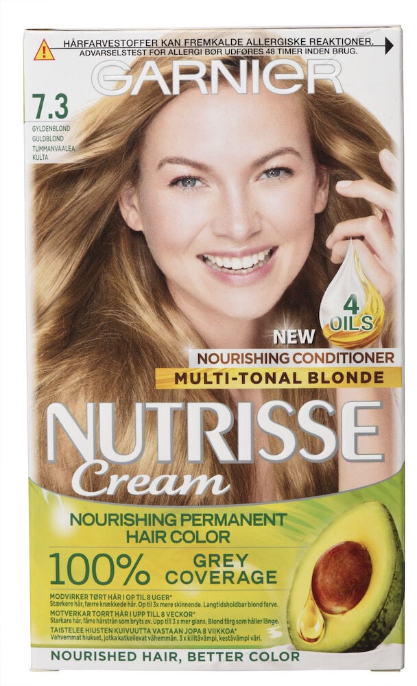 Kvinne med blondt hår holder i hårfargepakning.