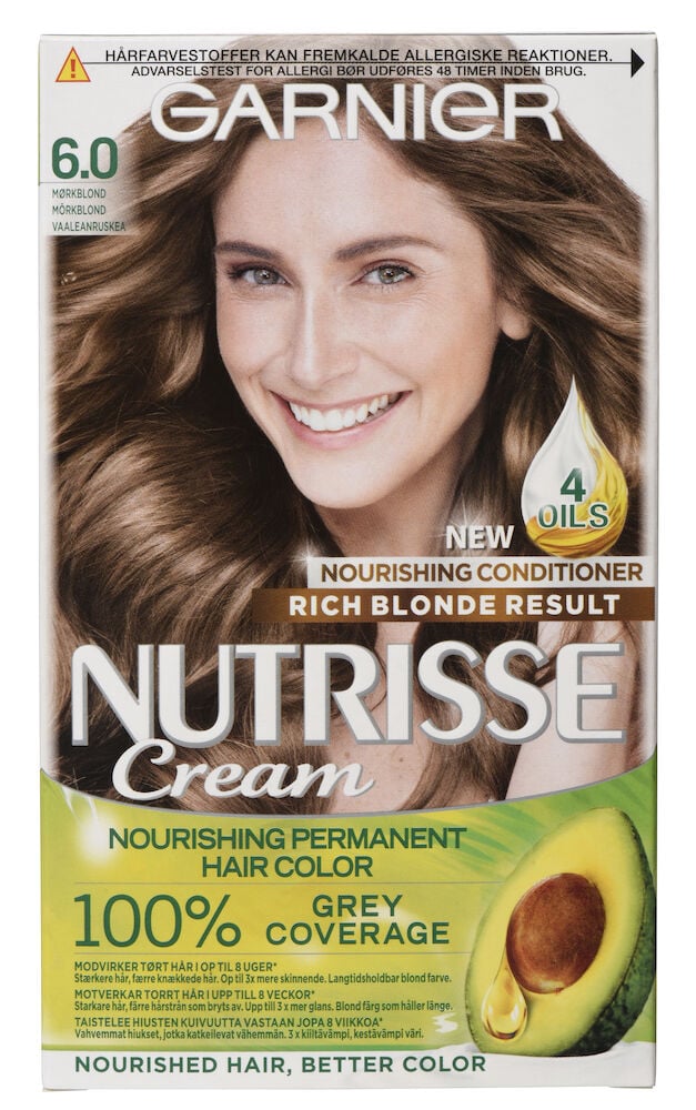 En kvinne med langt mørkeblondt hår smiler.