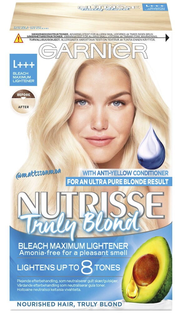 Kvinne med platinablondt hår og blå bakgrunn.