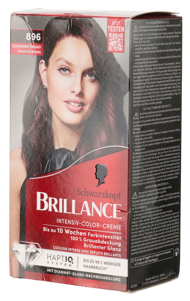 Haarfarbe Schwarzkopf Brillance 896 Schwarzrot Organdi Packung, mit einer Frau mit dunkelrotem Haar und schwarzem Oberteil.