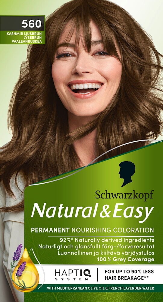 Hymyilevä nainen, jolla on pitkät vaaleanruskeat hiukset pakkauksessa.