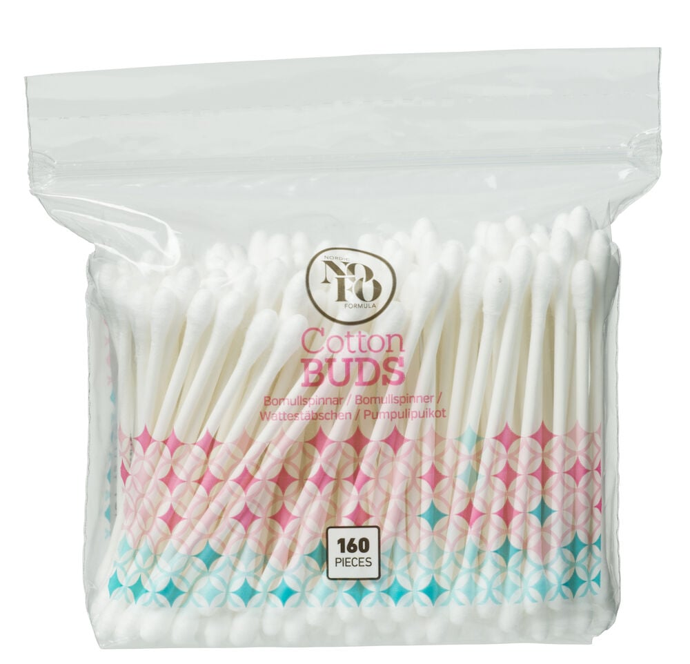 Påse med vita bomullspinnar med papperspinnar.