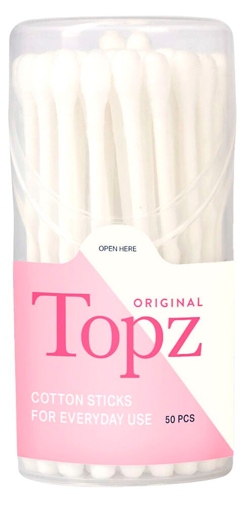 En klar plastbehållare med vita bomullspinnar och en rosa-vit Topz etikett, 50 st.