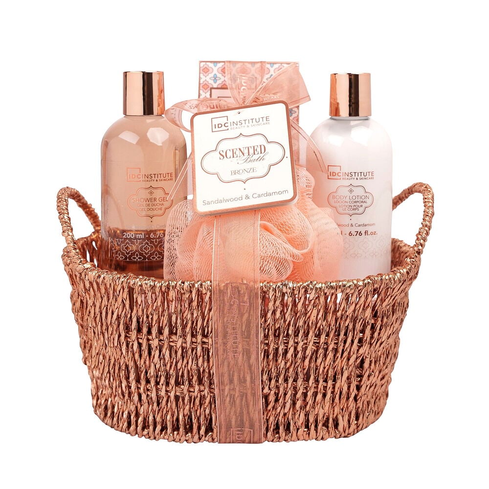 Gavesett IDC 4 deler Sandalwood & Cardamom Scented Bath Basket med dusjgel, body lotion og badepuff.