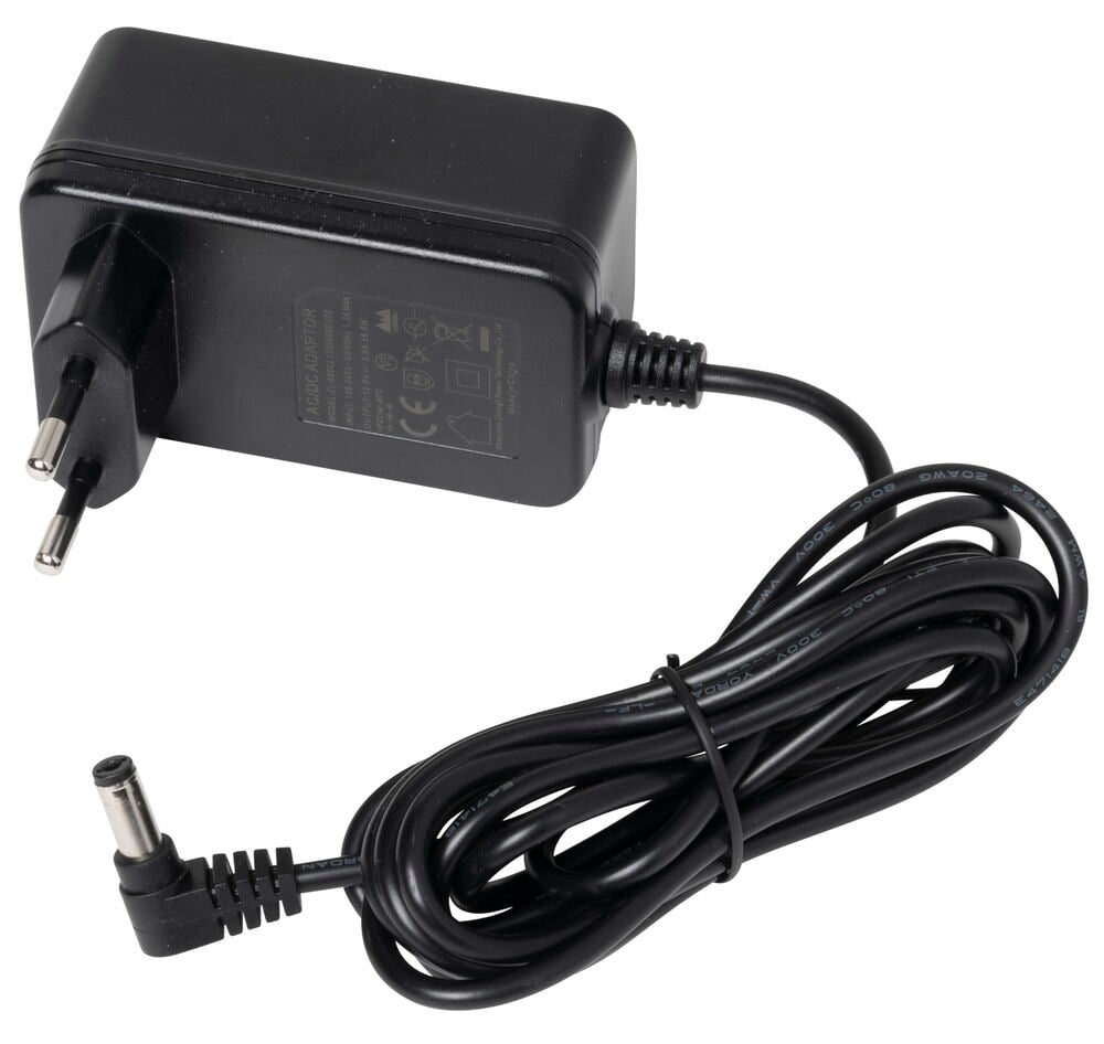 Ein schwarzer AC/DC-Adapter mit Euro-Stecker, einem aufgerollten Kabel und einem gewinkelten Hohlstecker.