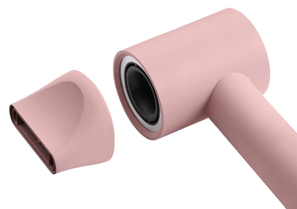Ein rosa Föhn BLDC Rosa HDB26 mit passender, abgenommener Düse.