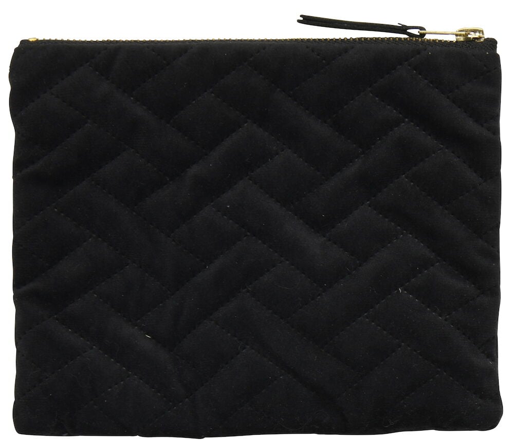 Svart sammetssminkväska med guldfärgad dragkedja.