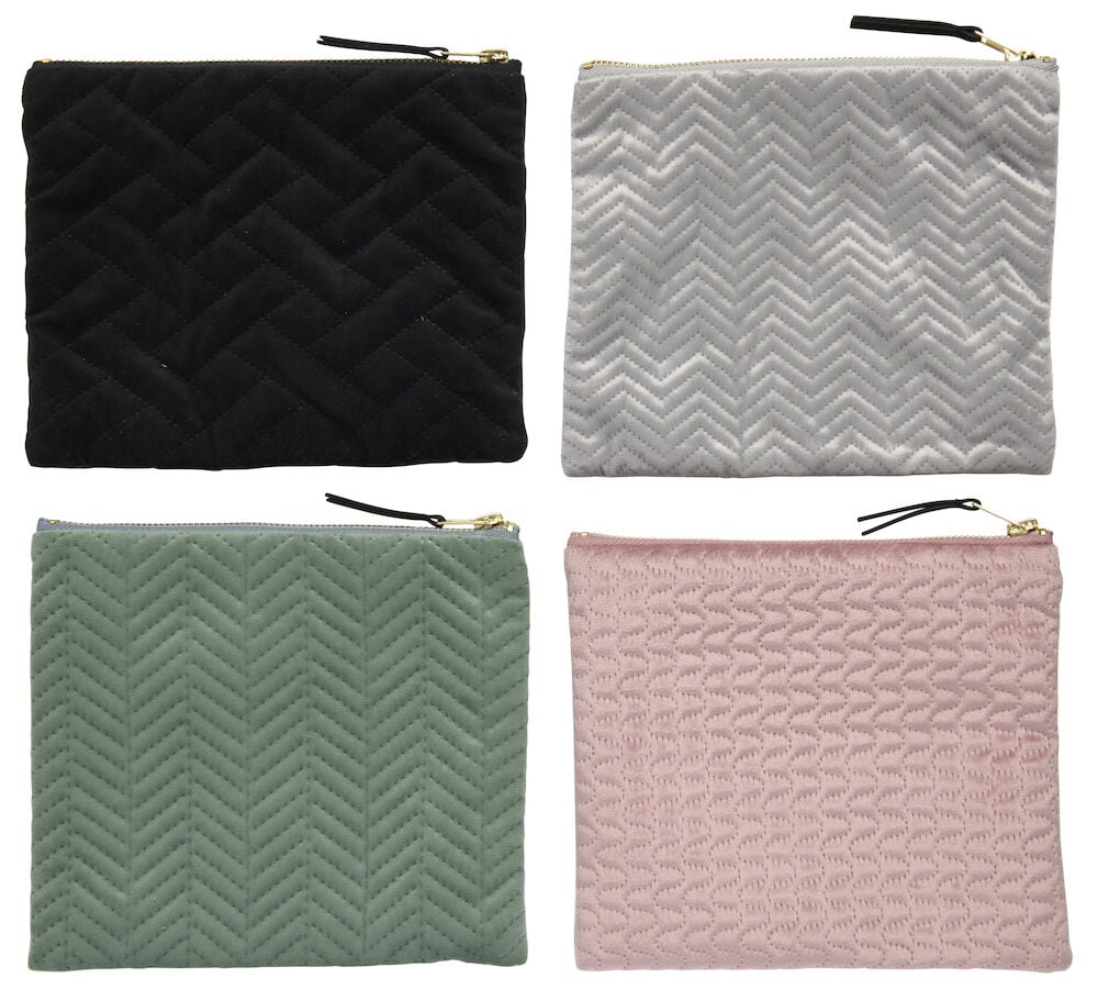 Fyra sminkväskor i sammet olika färger.