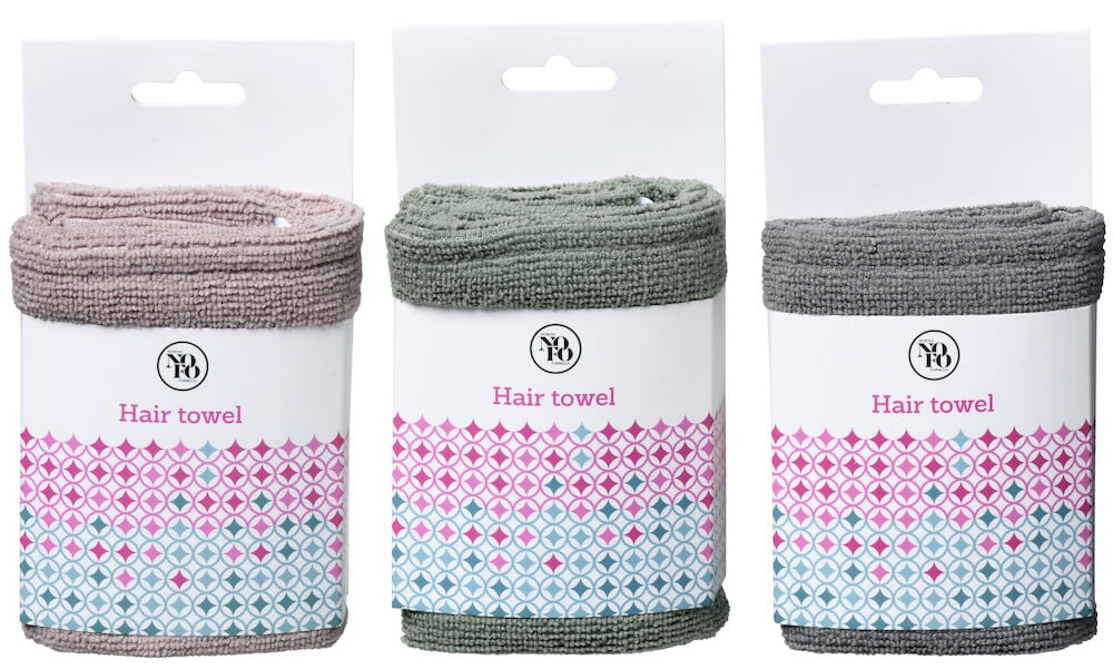 Tre hoprullade hårhanddukar i olika färger.