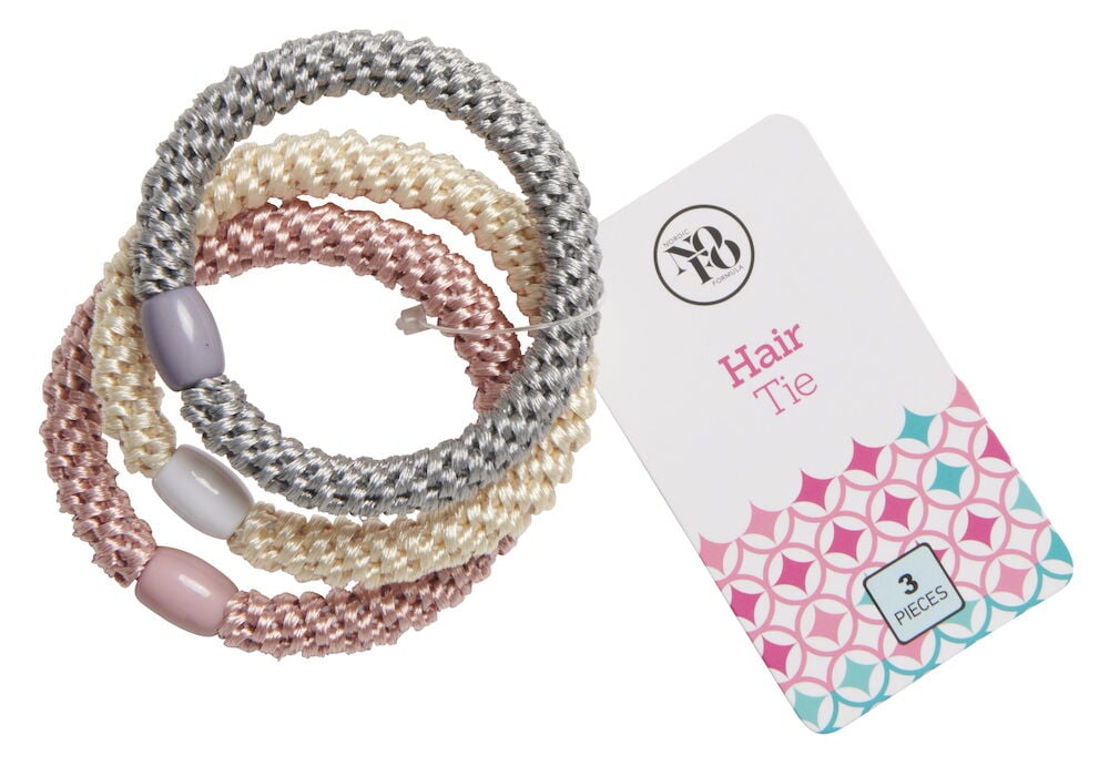 Tre färgglada spiralformade elastiska hårsnoddar med etikett.