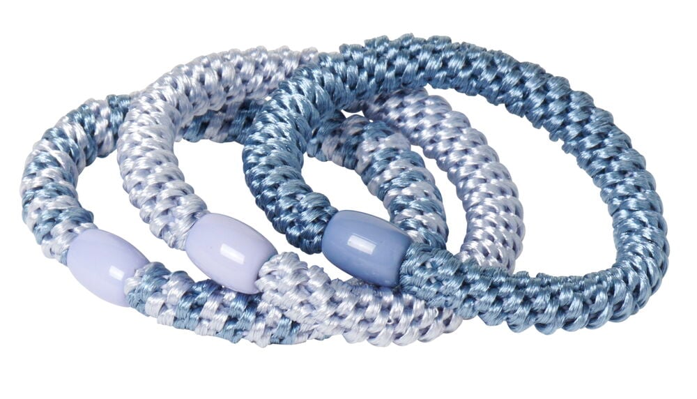 Tre blå hårsnoddar med pärlor, flätad design.