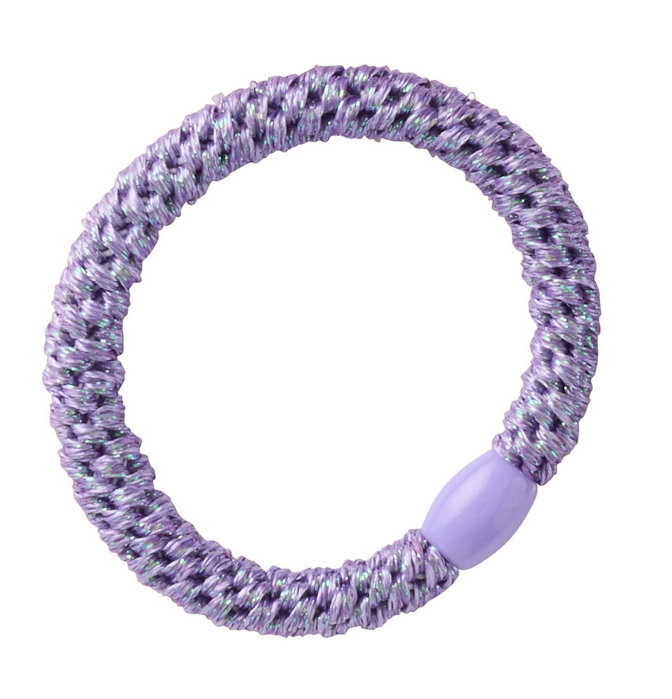 Ein lila glitzerndes spiralförmiges Haargummi mit einer kleinen Plastikperle.