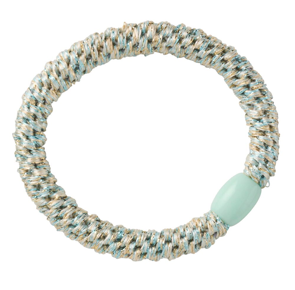 Haargummi mit gewebtem hellblauem, goldenem und beigem Gummiband und einer hellgrünen ovalen Perle.