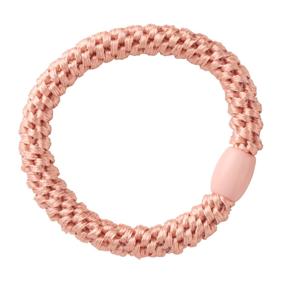 Ein rosa NoFo Haargummi mit geflochtener Textur und einer kleinen rosa Perle.