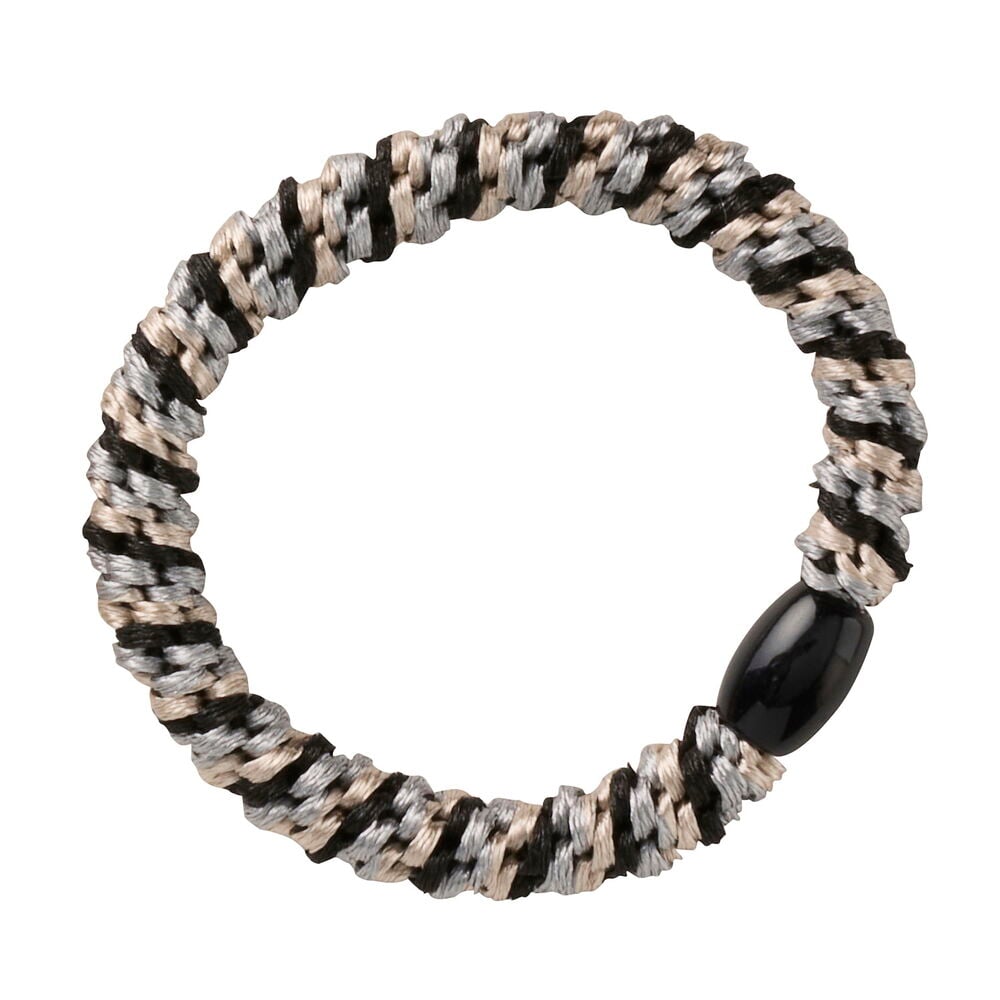 Ein geflochtenes Haargummi in Schwarz, Silber und Beige mit einem schwarzen Perlenverbinder.