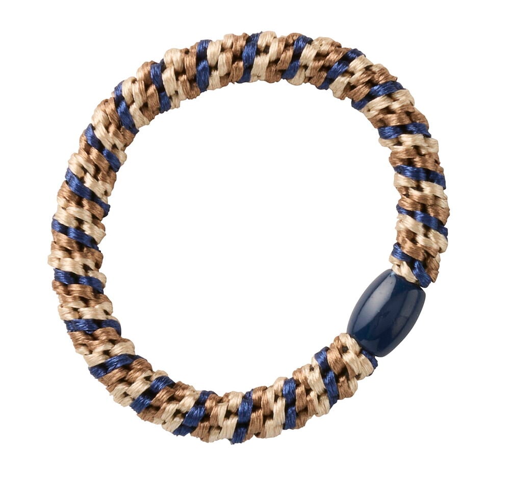 Ein geflochtenes NoFo Haargummi in Beige, Braun und Blau mit einer blauen Perle.