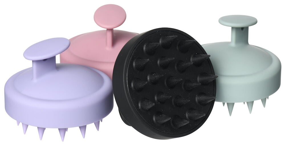 Fyra schampoborstar i olika färger med mjuka piggar.