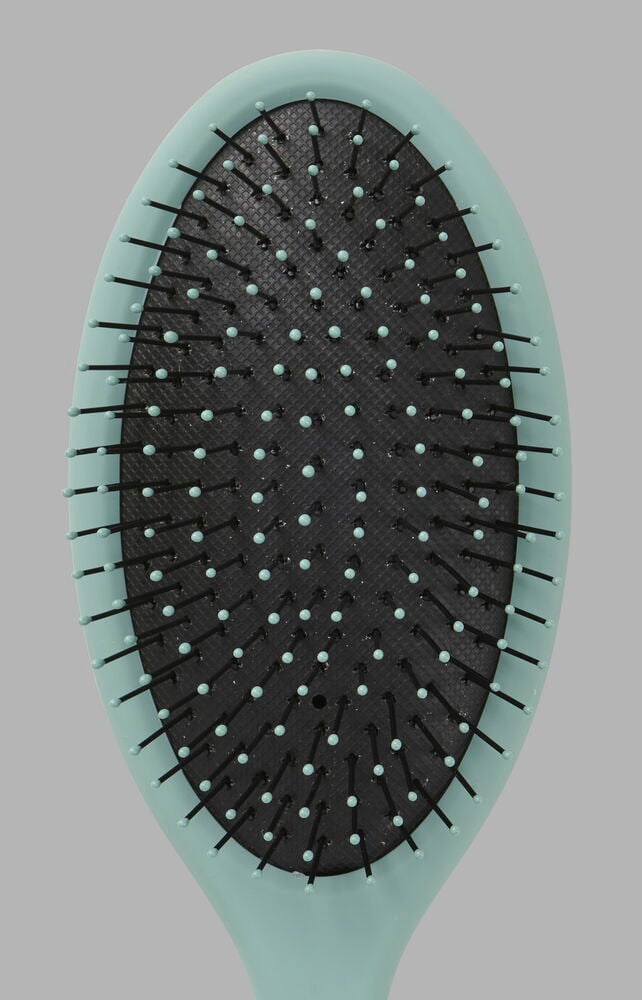 Haarbürste Trend, oval, mit hellblauem Rahmen, schwarzem Kissen und schwarzen Borsten mit hellblauen Spitzen.