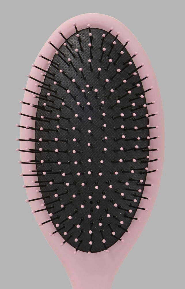 Nahaufnahme einer ovalen pink-schwarzen Haarbürste Trend mit rosa-spitzen Borsten.
