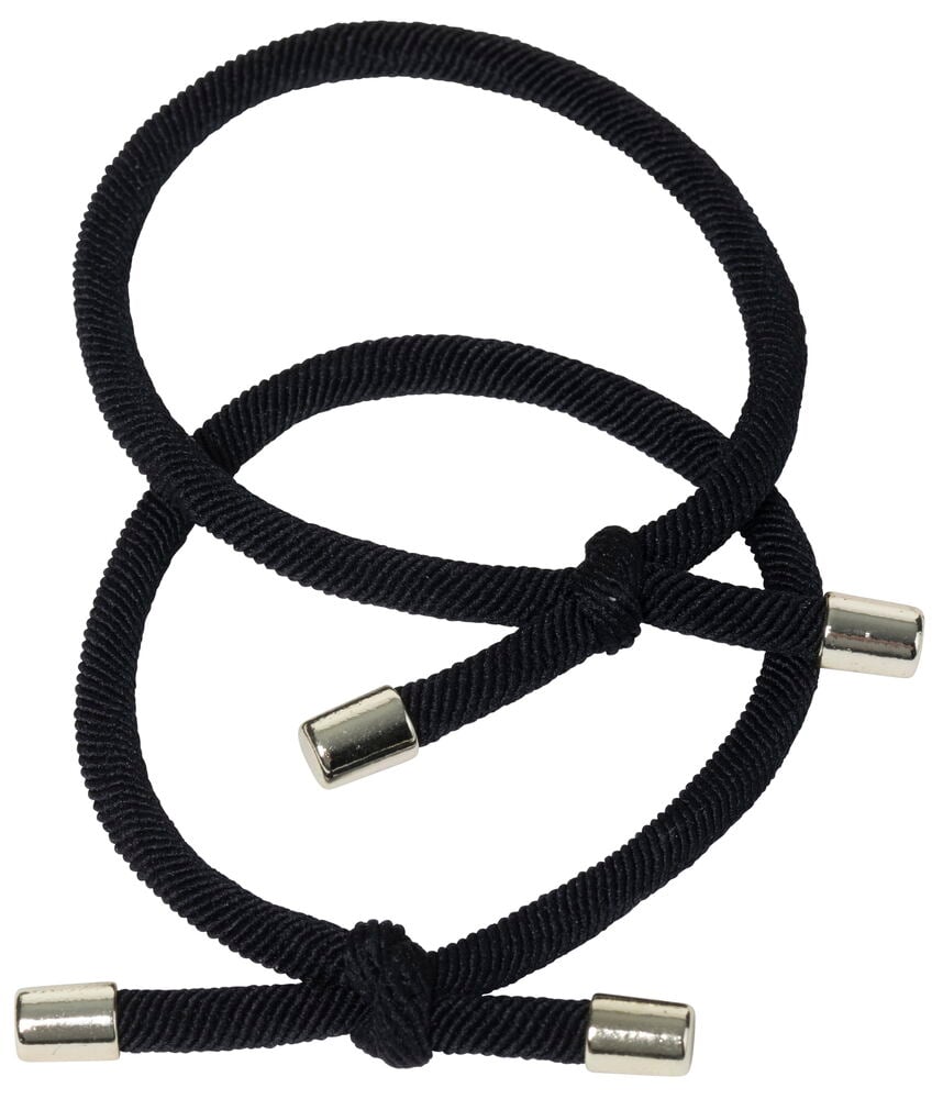 Två svarta hårsnoddar med silverfärgade ändar.