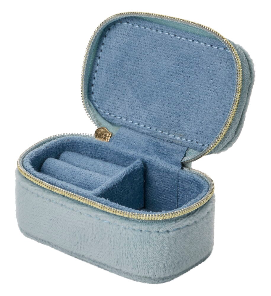 Ein offenes flauschiges blaues Schmuckkästchen Small mit Goldreißverschluss, Ringhaltern und Fächern.