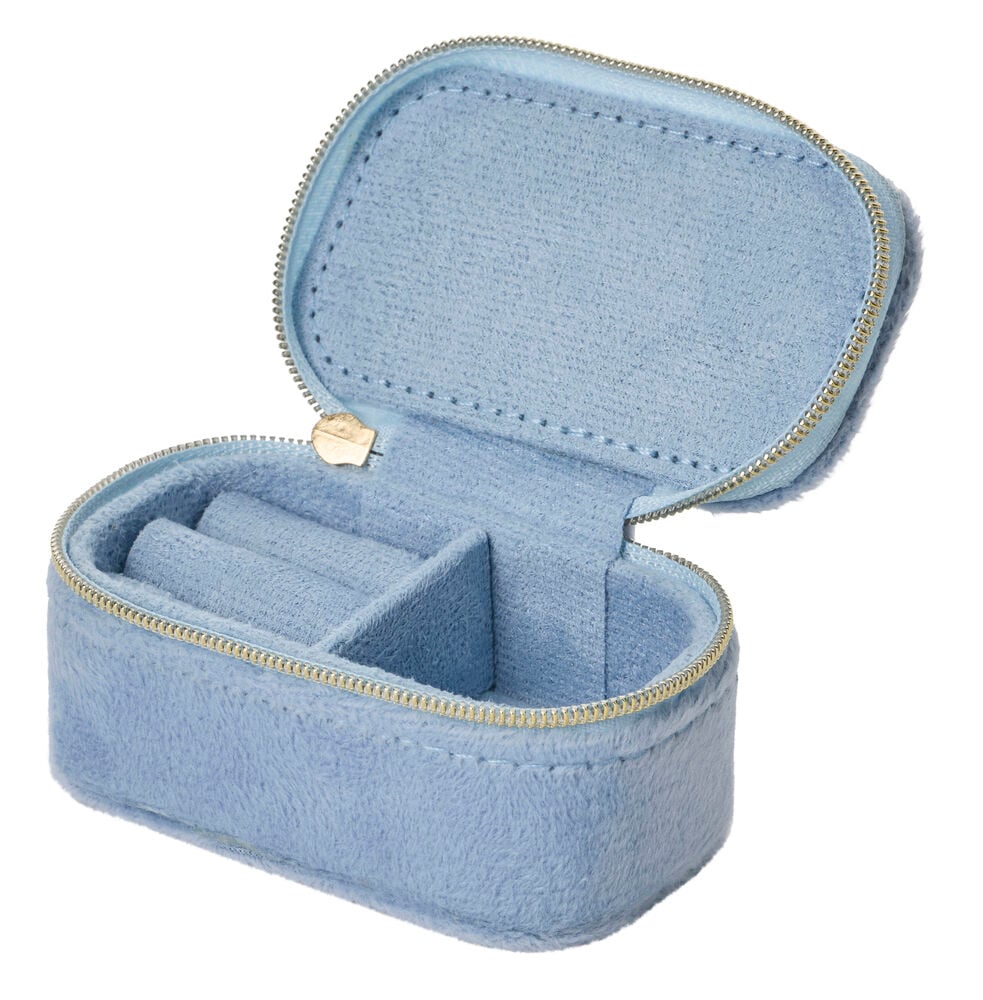 Ein hellblaues flauschiges Schmuckkästchen Small 3 colors, offen mit Ringfächern und einem Fach, mit Goldreißverschluss.