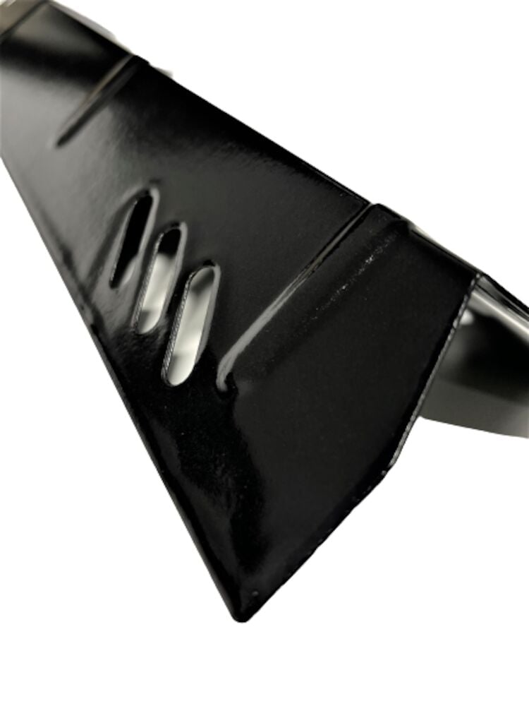 Musta metallinen lämmönjakaja, jossa on ilmanvaihtoaukot.