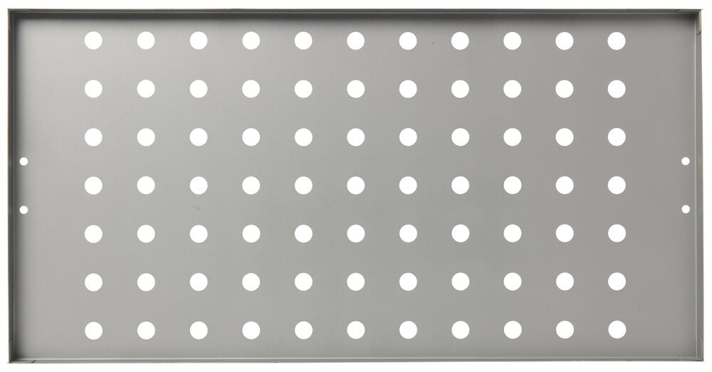 Suorakulmainen metallialusta, jossa on pyöreät ilmanvaihtoaukot.