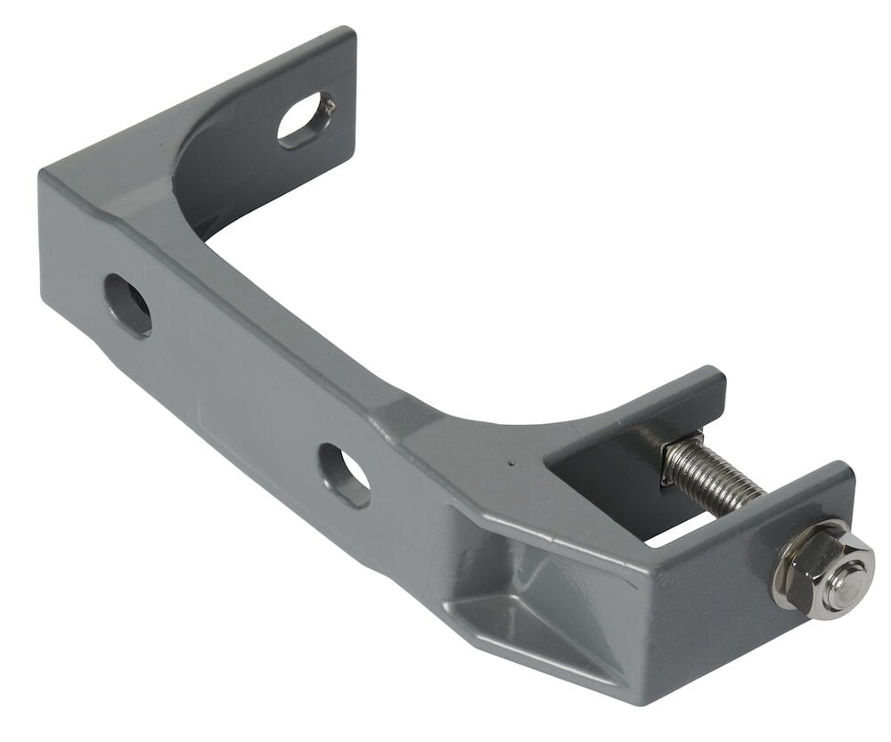 Grått metallfäste med skruv och mutter.