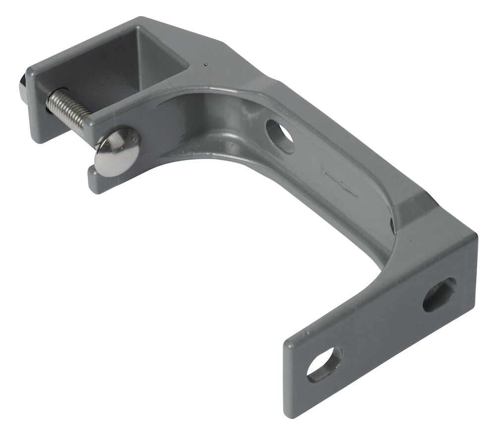 Grått metallfäste med skruv och flera hål.