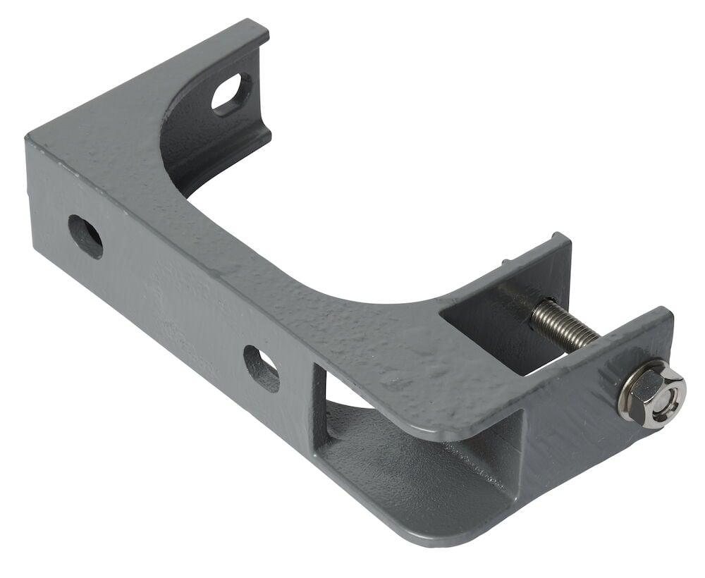 Grått stålväggfäste för motorinstallation.