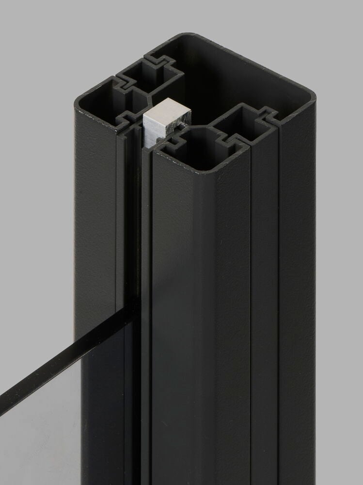 Hopea Varaosa U-clamp 5 kpl kiinnitettynä mustaan alumiiniprofiiliin, joka kiinnittää lasipaneelin.