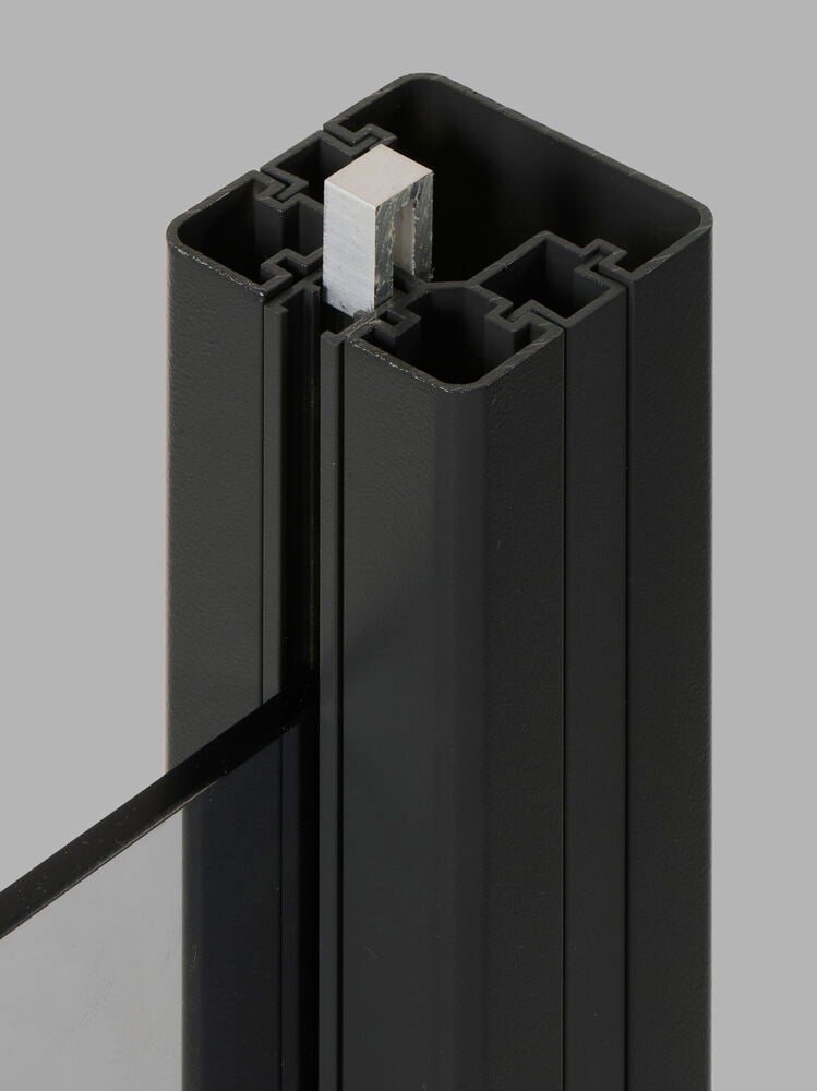 Hopeinen Varaosa U-clamp, asetettuna mustaan suorakaiteen muotoiseen profiiliin ohuella mustalla listalla.