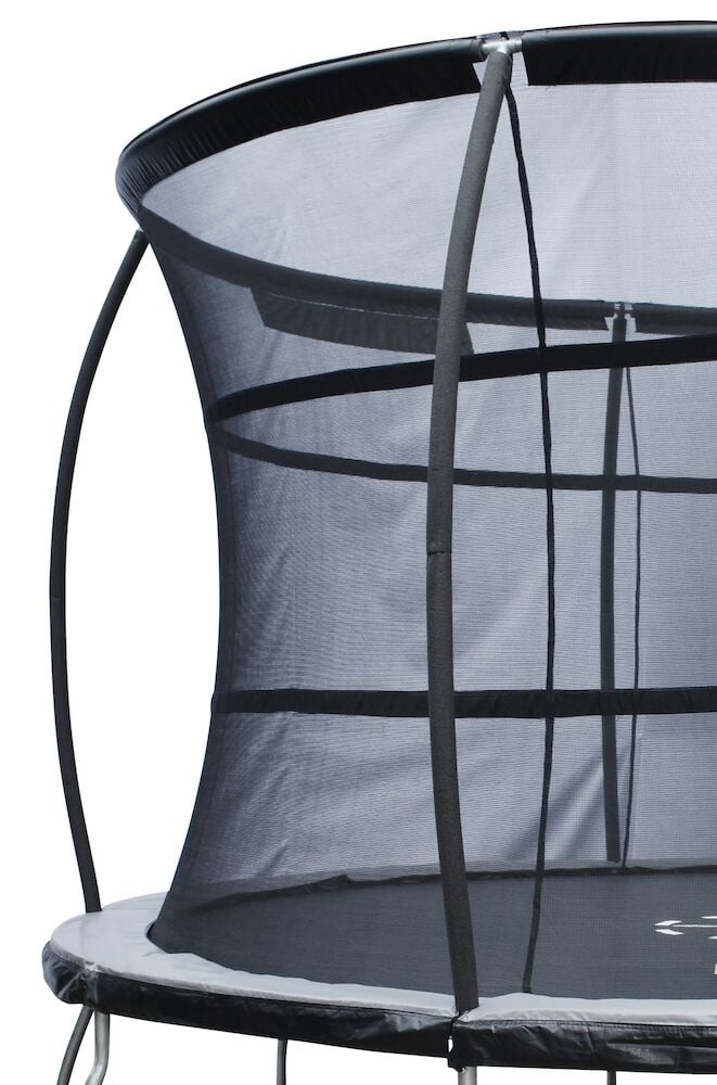 Studsmatta med svart säkerhetsnät och vadderat kantskydd.