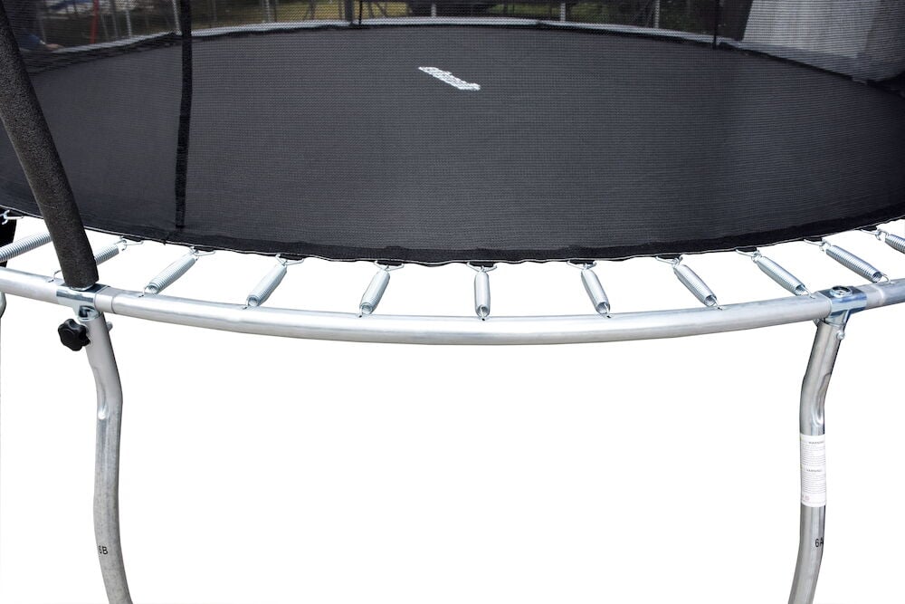 Metallfjädrar monterade på rund studsmatta utomhus.