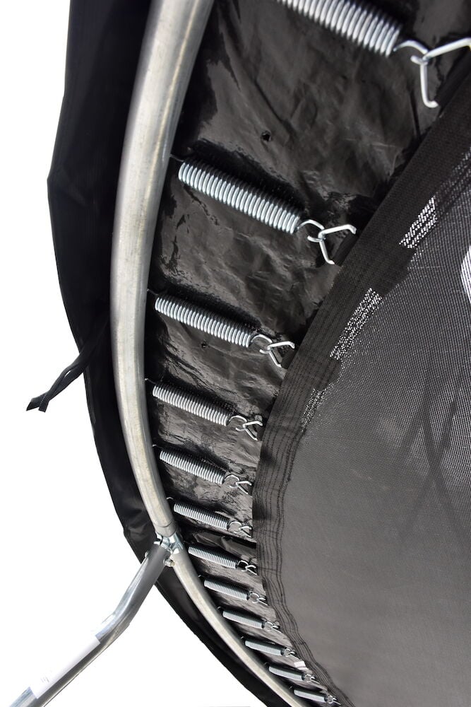 Fjädrar monterade på svart studsmatta och metallram.