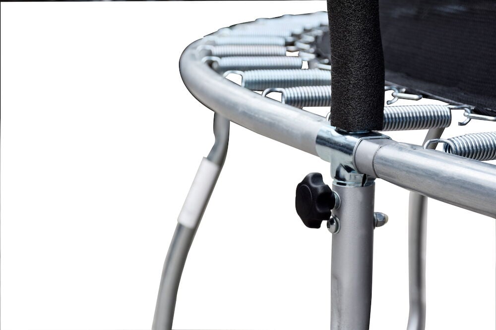 Metallfjädrar monterade på rund studsmatteram.