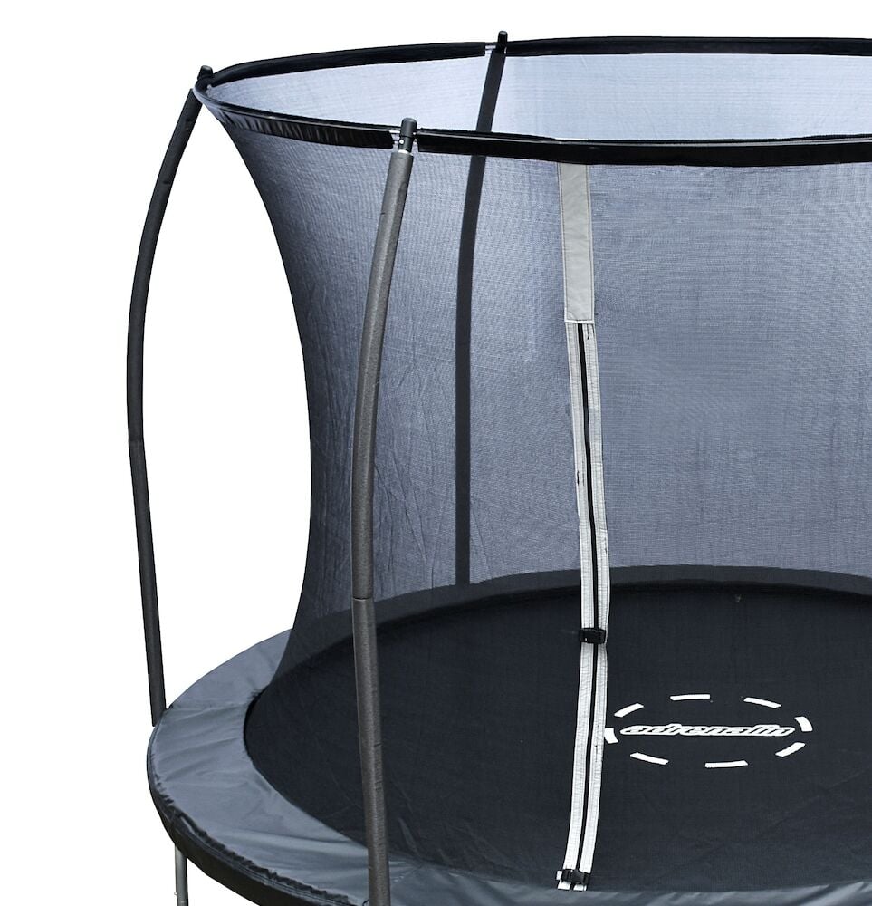 Säkerhetsnät monterat på studsmatta med dragkedja.