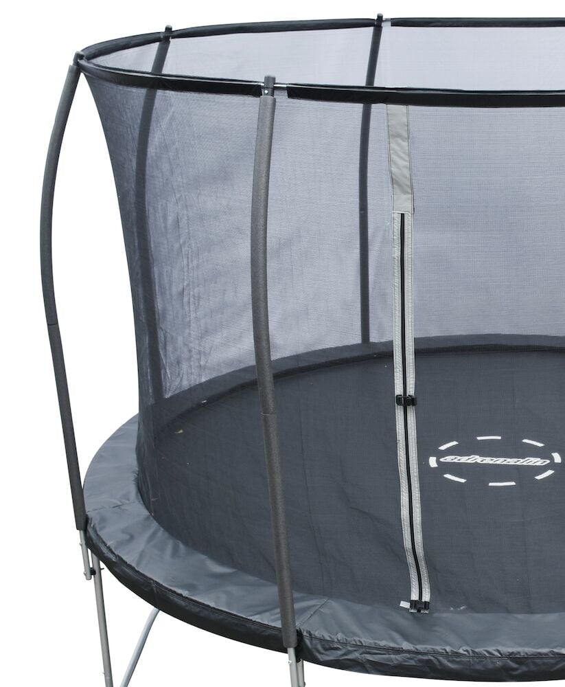 Säkerhetsnät monterat på rund studsmatta utomhus.