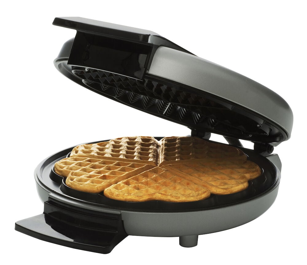 Ett öppet våffeljärn med en nygräddad våffla.