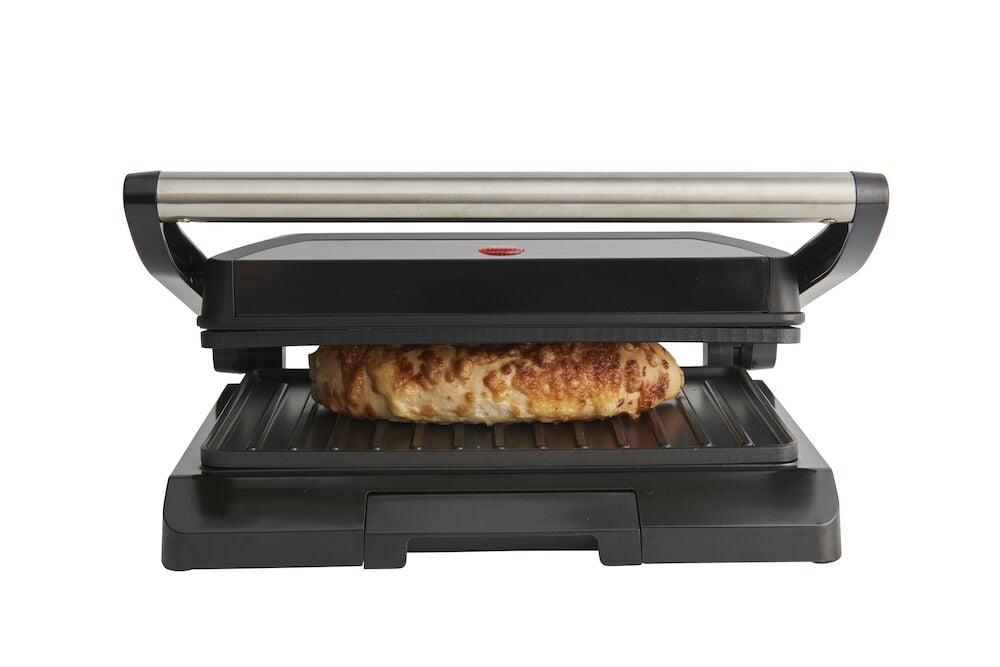 Musta sähköinen monigrilli, jossa leipää grillilevyllä.