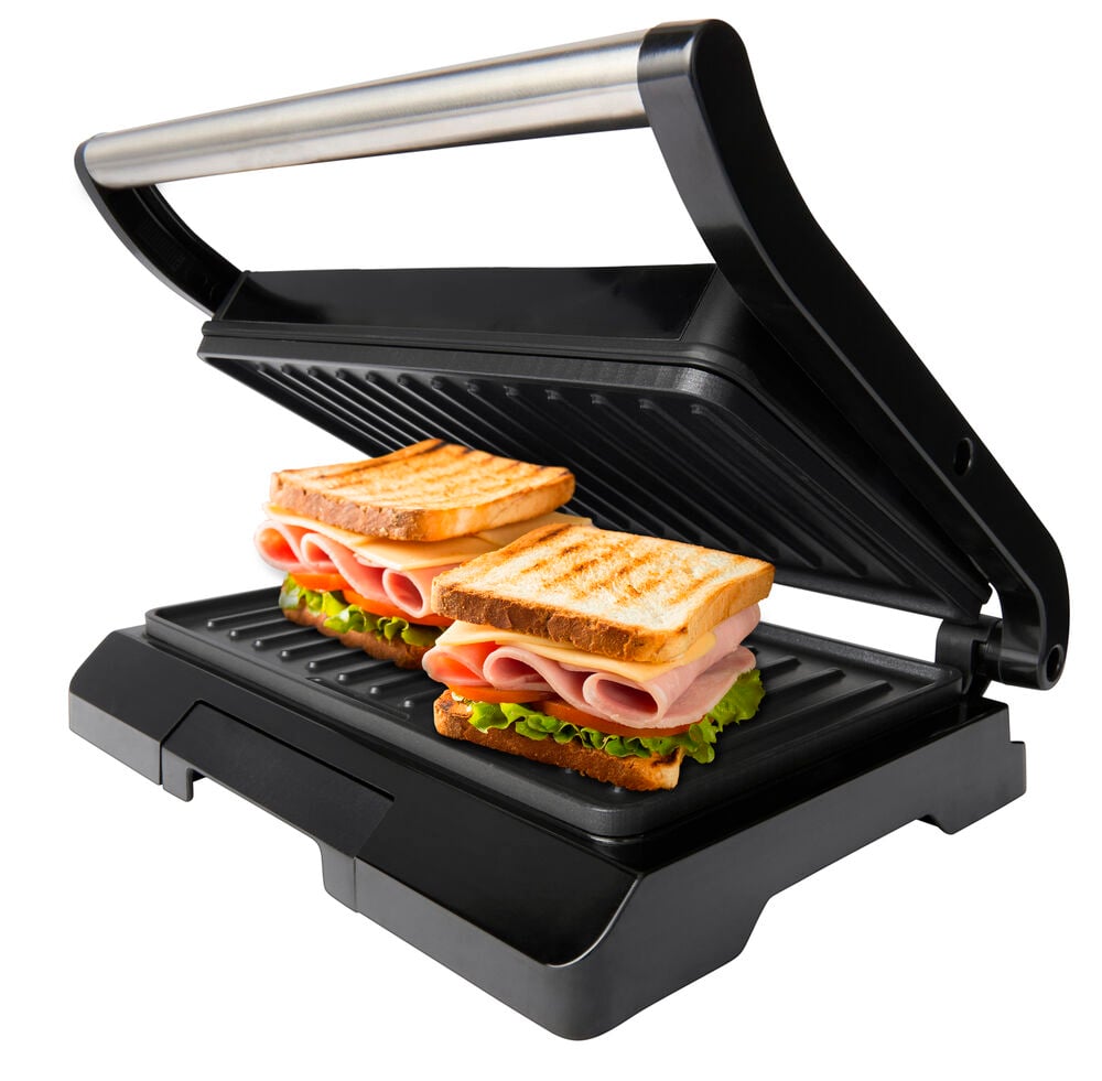 Schwarzer Grill Maker Kitchen Gear 800 W GM20, offen, mit zwei Sandwiches auf seinen geriffelten Kochplatten.