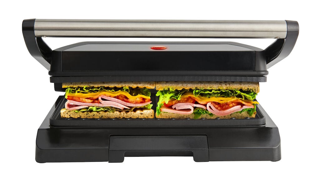 Musta monigrilli, jossa on kaksi grillattua voileipää sisällä.