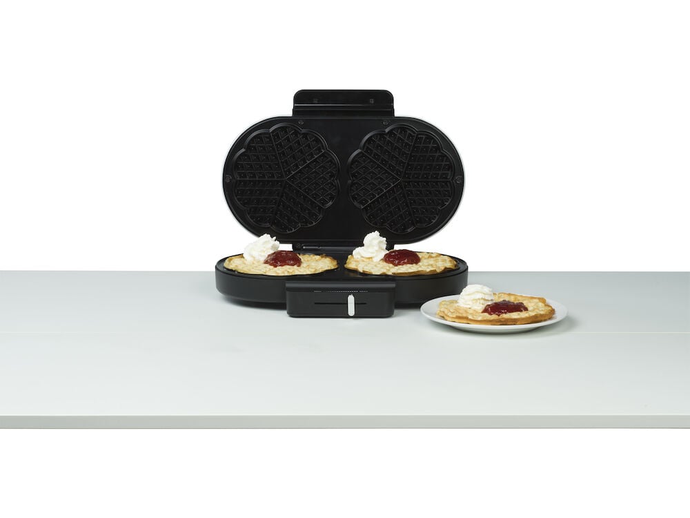 Dubbelt våffeljärn med två våfflor och tallrik.