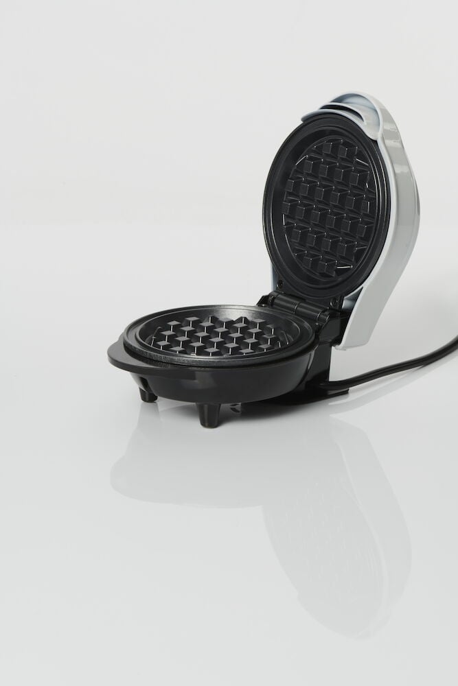 Öppet belgiskt våffeljärn i svart och silver.