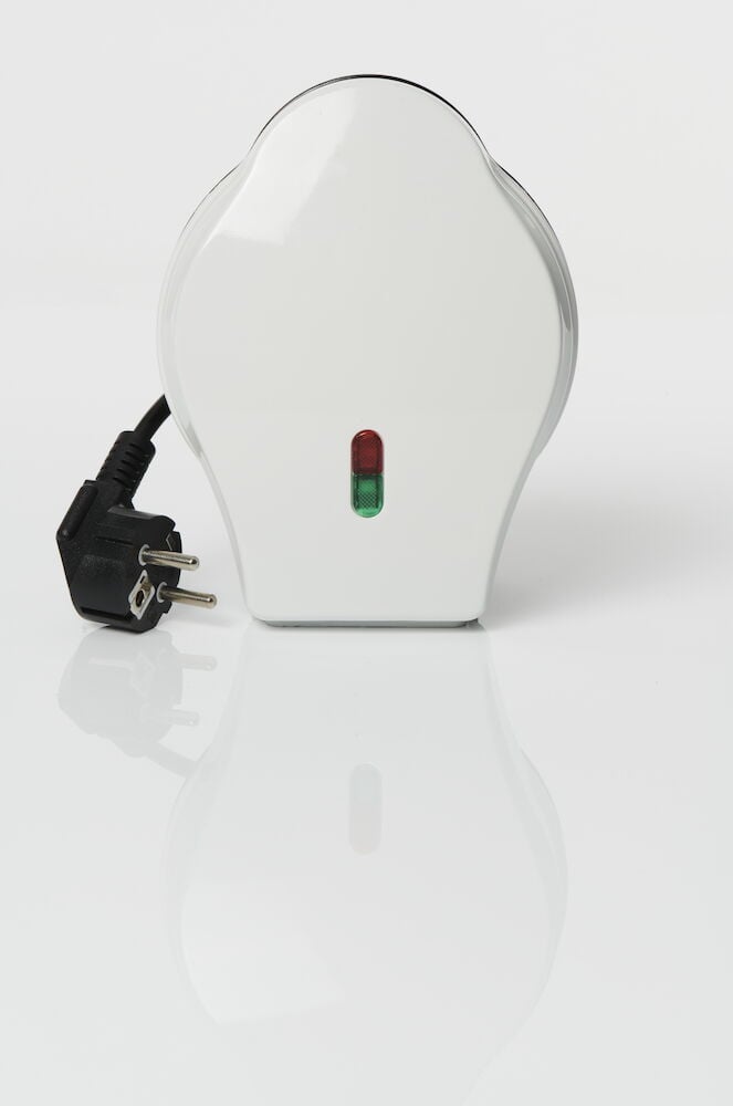 Vitt belgiskt våffeljärn med sladd och indikatorlampor.